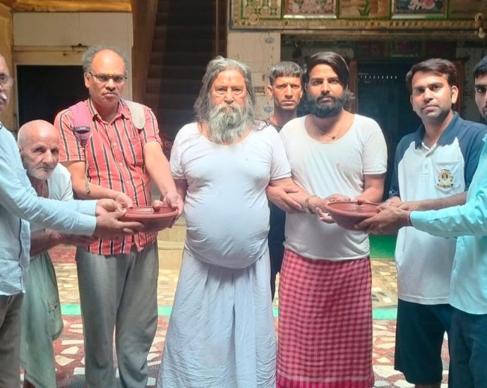 KOTPUTLI-BEHROR: मंदिर परिसर में परिंडे लगाकर दिया करुणा का संदेश