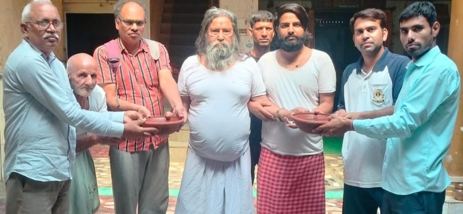 KOTPUTLI-BEHROR: मंदिर परिसर में परिंडे लगाकर दिया करुणा का संदेश KOTPUTLI-BEHROR: मंदिर परिसर में परिंडे लगाकर दिया करुणा का संदेश