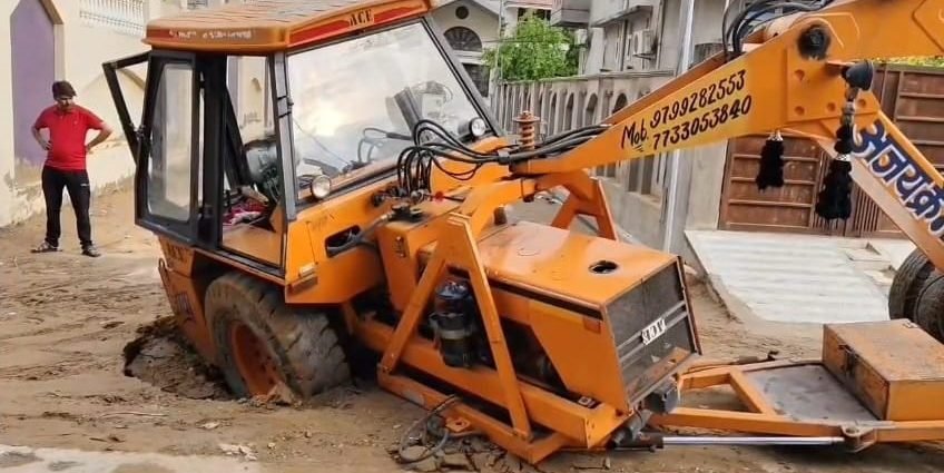KOTPUTLI-BEHROR: सीवर लाइन के गड्ढे में फंसी क्रेन और पिकअप KOTPUTLI-BEHROR: सीवर लाइन के गड्ढे में फंसी क्रेन और पिकअप