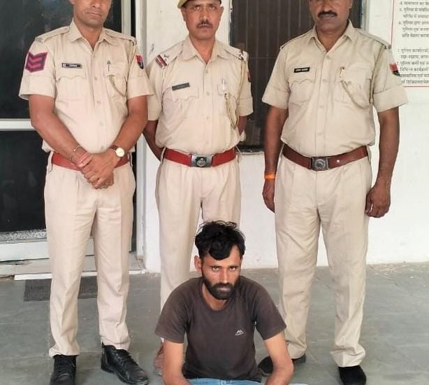 KOTPUTLI-BEHROR: 80 लाख की टाइलों से भरा ट्रेलर बरामद, एक गिरफ्तार KOTPUTLI-BEHROR: 80 लाख की टाइलों से भरा ट्रेलर बरामद, एक गिरफ्तार