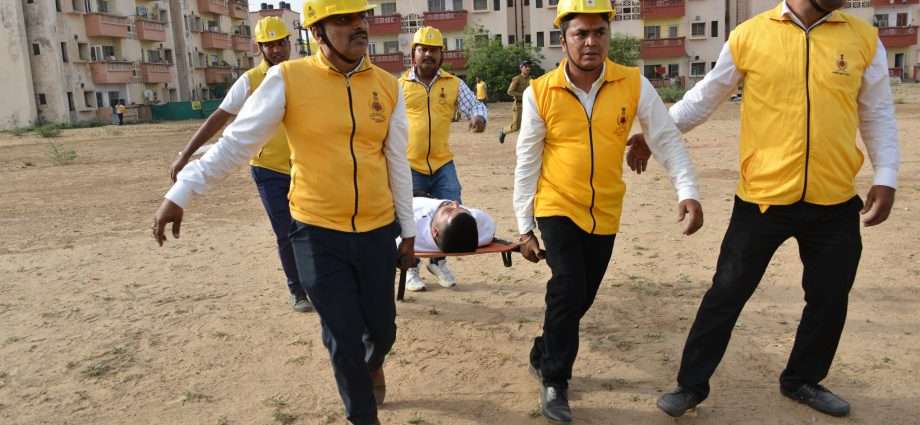 JAIPUR: ऑपरेशन शील्ड के तहत मॉक ड्रिल एवं ब्लैक आउट का हुआ सफल आयोजन – जिला प्रशासन