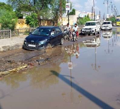 KOTPUTLI-BEHROR: गड्ढों में तब्दील सडक़ ने खोली लचर व्यवस्था की पोल