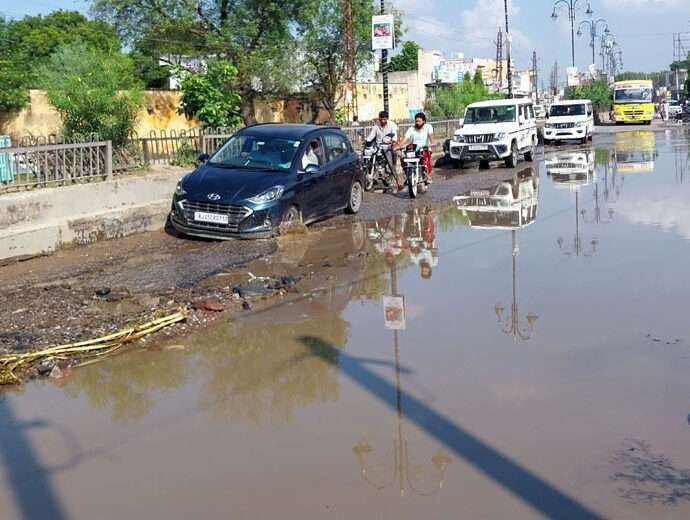 KOTPUTLI-BEHROR: गड्ढों में तब्दील सडक़ ने खोली लचर व्यवस्था की पोल