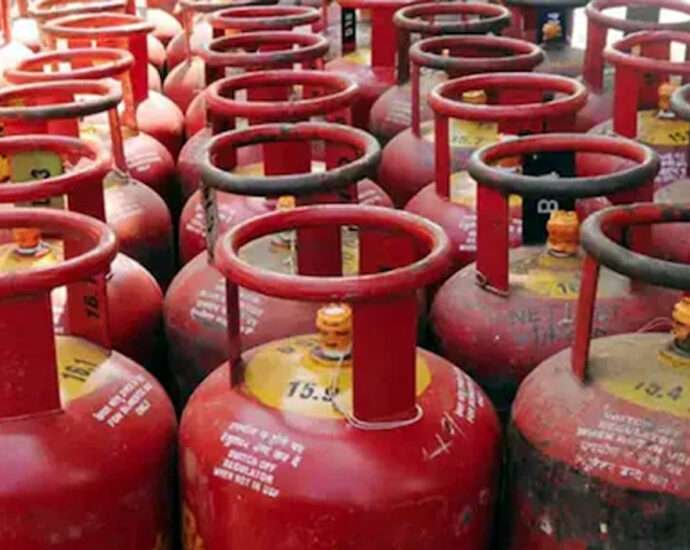 KOTPUTLI-BEHROR: गैस सिलेंडर की किल्लत केवल ‘अफवाह’, प्रशासन ने संभाला मोर्चा; कालाबाजारी करने वालों की अब खैर नहीं