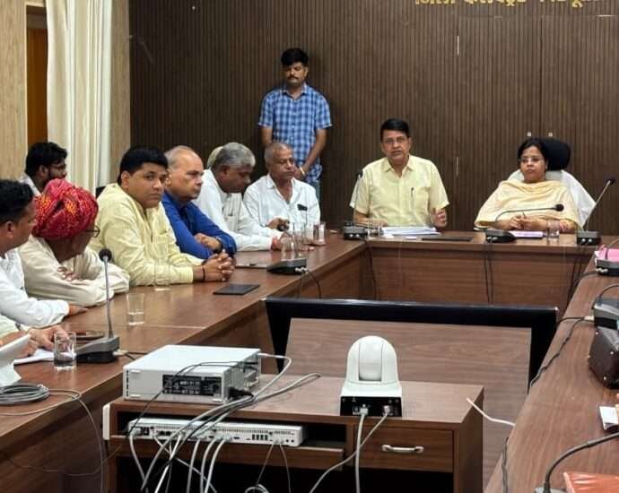 सतर्कता समिति की बैठक में जिला कलक्टर का सख्त निर्देश: आपसी तालमेल से करें जनसमस्याओं का त्वरित निस्तारण