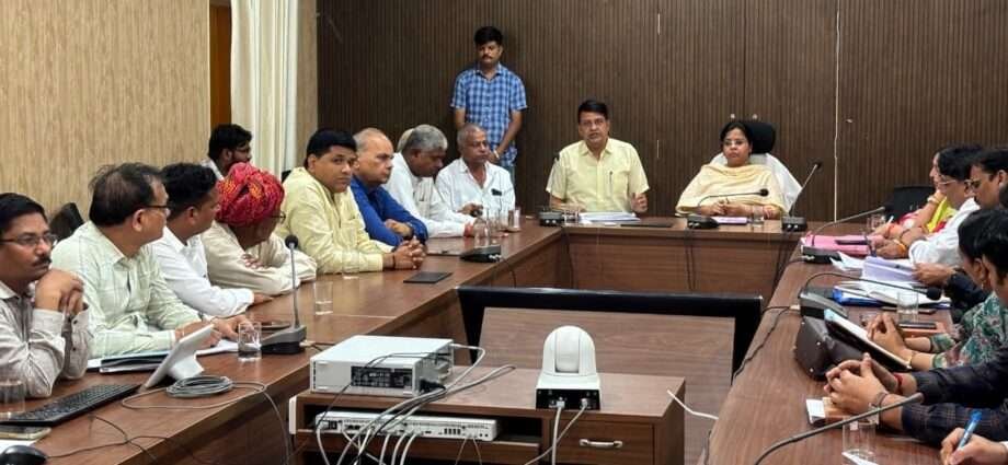 सतर्कता समिति की बैठक में जिला कलक्टर का सख्त निर्देश: आपसी तालमेल से करें जनसमस्याओं का त्वरित निस्तारण