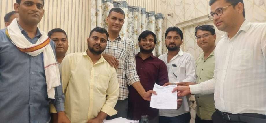 विद्युत तकनीकी कर्मचारियों ने मांगों को लेकर सौंपा ज्ञापन
