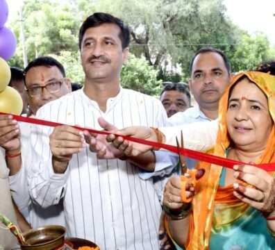 नवनिर्मित होटल मैक्स का शुभारंभ, नेताओं ने काटा फीता