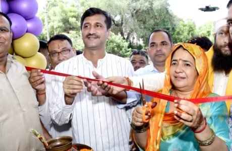 नवनिर्मित होटल मैक्स का शुभारंभ, नेताओं ने काटा फीता