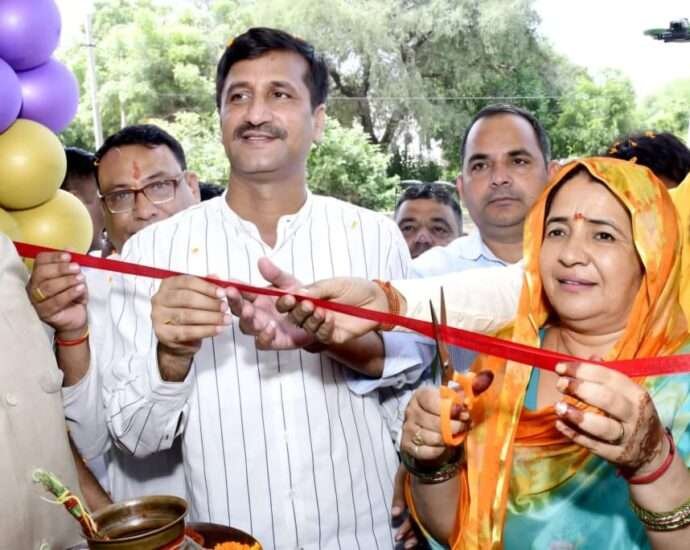 नवनिर्मित होटल मैक्स का शुभारंभ, नेताओं ने काटा फीता