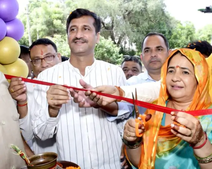 नवनिर्मित होटल मैक्स का शुभारंभ, नेताओं ने काटा फीता