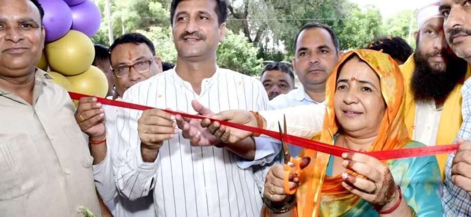 नवनिर्मित होटल मैक्स का शुभारंभ, नेताओं ने काटा फीता नवनिर्मित होटल मैक्स का शुभारंभ, नेताओं ने काटा फीता