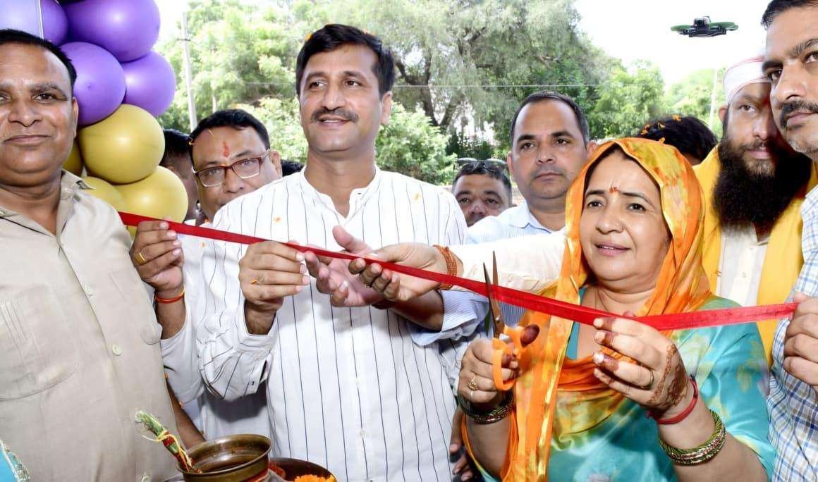 नवनिर्मित होटल मैक्स का शुभारंभ, नेताओं ने काटा फीता