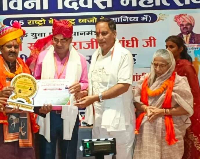 सतीश निमोरिया को मिला ‘राजीव गांधी गौरव अवार्ड’कोटपूतली-बहरोड़/सच पत्रिका न्यूज़अंतर्राष्ट्रीय समरसता मंच द्वारा भारत रत्न स्वर्गीय राजीव गांधी की जयंती पर नई दिल्ली में आयोजित सद्भावना दिवस महोत्सव में कोटपूतली के एडवोकेट व सामाजिक कार्यकर्ता सतीश निमोरिया को समाजसेवा, रचनात्मक कार्यों और सदाचारी जीवन के लिए राजीव गांधी गौरव अवार्ड से सम्मानित किया गया। समारोह में राजस्थान के पूर्व कैबिनेट मंत्री डॉ. जितेन्द्र सिंह, डॉ. ए. पी. सिंह व मंच के संयोजक डॉ. कुलदीप प्रसाद शर्मा सहित कई गणमान्य हस्तियों ने उन्हें यह सम्मान प्रदान किया। देशभर की 85 विभूतियों के सम्मान समारोह में सतीश निमोरिया ने सामाजिक समरसता और भारत-नेपाल मैत्री को बढ़ावा देने का संकल्प लिया। इस अवसर पर उन्हें दिसंबर में नेपाल की राजधानी काठमांडू में प्रस्तावित सार्क देशों के सांस्कृतिक समन्वय सम्मेलन के लिए भी आमंत्रित किया गया।