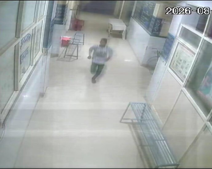 नारेहड़ा सीएचसी में देर रात घुसा चोर: ऑक्सीजन पाइप काटकर खिड़की से बाहर फेंके
