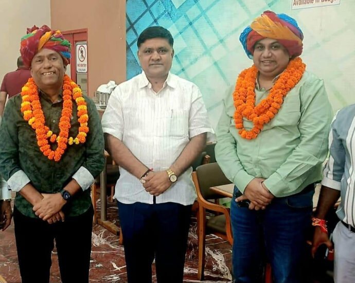 पूर्व डीजीपी रवि प्रकाश महरड़ा का स्वागत किया
