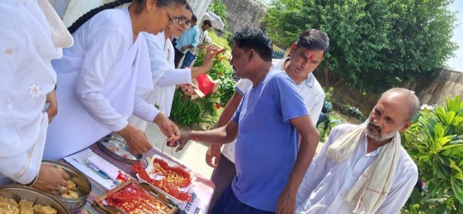 ब्रह्माकुमारी बहनों ने मनाया रक्षाबंधन, बंदियों को दिलाया बुराइयों से दूर रहने का संकल्प