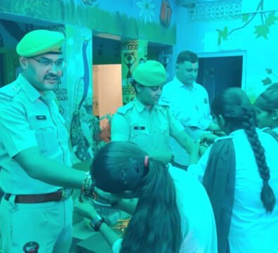 रक्षा का वचन, सरूण्ड पुलिस ने छात्राओं से बंधवाई राखी