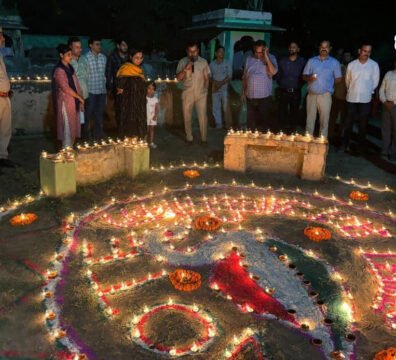 कोटपूतली के गंगा सागर तालाब पर दीपोत्सव से गूंजा शत-प्रतिशत मतदान का संदेश कोटपूतली के गंगा सागर तालाब पर दीपोत्सव से गूंजा शत-प्रतिशत मतदान का संदेश