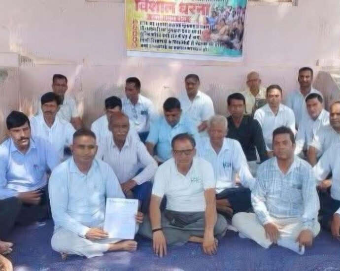 आरटीई भुगतान में देरी पर निजी स्कूल संचालकों का फूटा गुस्सा, दिया धरना