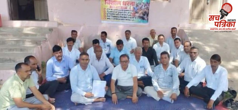 आरटीई भुगतान में देरी पर निजी स्कूल संचालकों का फूटा गुस्सा, दिया धरना