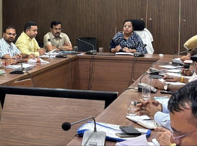 आगामी त्योहारों पर शहरों में चाक-चौबंद हों सफाई व रोशनी व्यवस्था