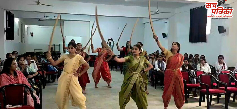 छात्राओं को दिया आत्मरक्षा और नारी सशक्तीकरण का संदेश छात्राओं को दिया आत्मरक्षा और नारी सशक्तीकरण का संदेश