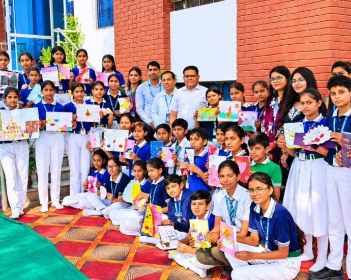 दीपावली पर विद्यालय में सजी दीया व कार्ड मेकिंग प्रतियोगिताएं