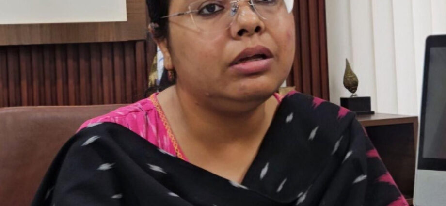 पंचायतीराज चुनाव में लापरवाही पर जिला निर्वाचन अधिकारी का कड़ा एक्शन पंचायतीराज चुनाव में लापरवाही पर जिला निर्वाचन अधिकारी का कड़ा एक्शन