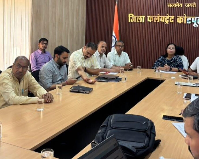 राजनीतिक प्रतिनिधियों की मौजूदगी में ईवीएम का द्वितीय स्तरीय रेंडमाइजेशन पूरा राजनीतिक प्रतिनिधियों की मौजूदगी में ईवीएम का द्वितीय स्तरीय रेंडमाइजेशन पूरा